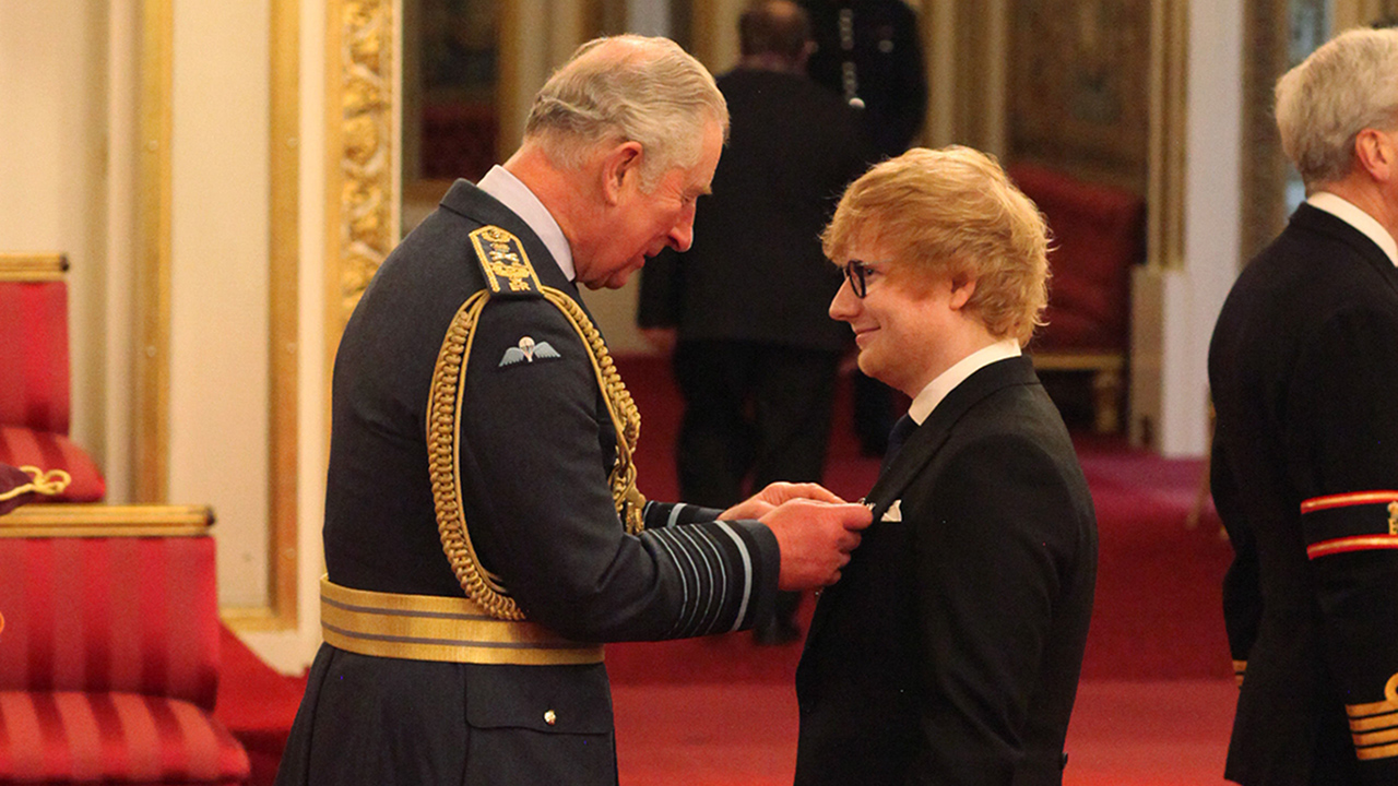 Ed Sheeran Menerima Penghargaan Dari Pangeran Charles